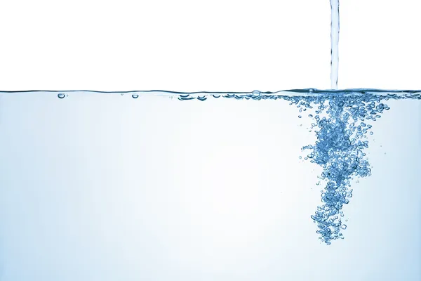 Fluir água com bolhas de ar . — Fotografia de Stock