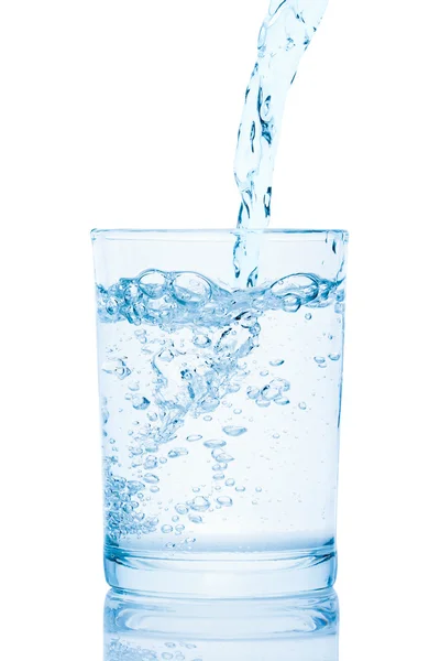 Vatten häller i ett glas. — Stockfoto