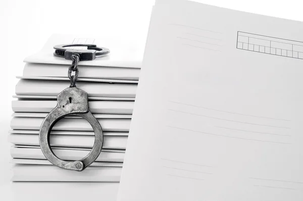Old metal handcuffs and blank case file — Stock Photo, Image