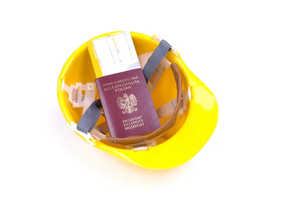 Pasaport ve biniş kartı ile sarı zor şapka — Stok fotoğraf