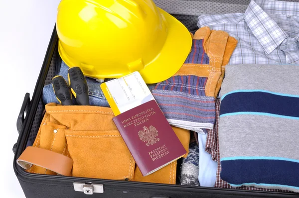 Resväska med kläder av arbetstagaren — Stockfoto