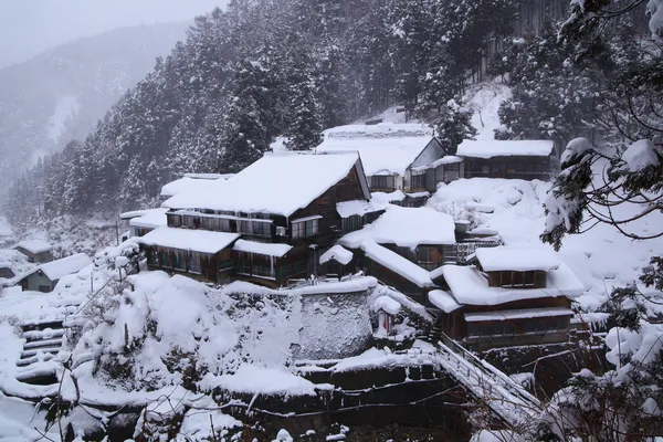 Hot spring resort w śniegu — Zdjęcie stockowe