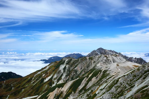 산 및 청 하늘 — 스톡 사진