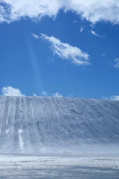 Área de esqui e céu azul — Fotografia de Stock