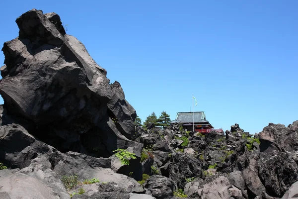 용암과 절 — 스톡 사진