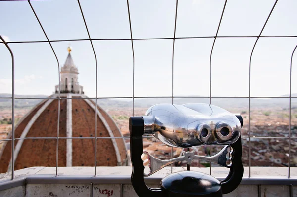 Binoculars overlooking cityscape — Stock Photo, Image