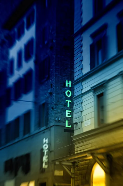 Отель в городе — стоковое фото
