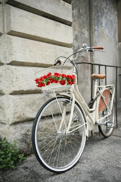 İtalya çiçekli Bisiklet — Stok fotoğraf