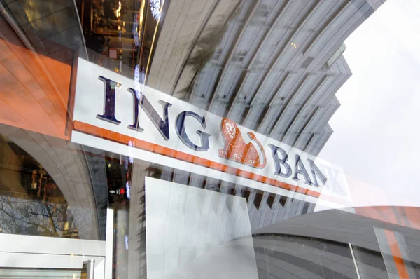 Znamení ing banky odráží v okně — Stock fotografie