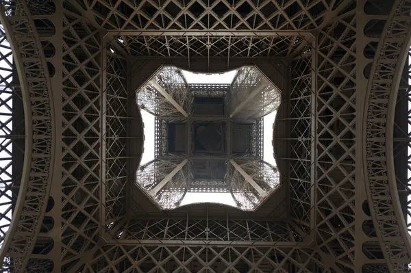 Κάτω από τον πύργο του Άιφελ, Παρίσι, Γαλλία — Φωτογραφία Αρχείου