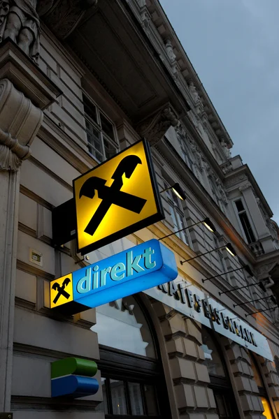 Raiffeisen Bank (Raiffeisen Zentralbank Österreich AG) branch — Stockfoto