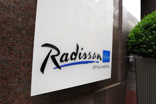 Готель Radisson Blu hotel логотип — стокове фото
