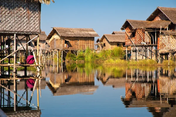 Schwimmendes Dorf im See inle — Stockfoto
