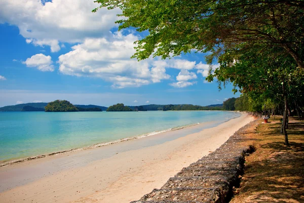 Wunderschöner tropischer strand in ao nang, krabi, thailand — Stockfoto