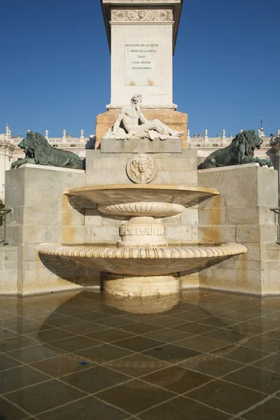 Fontanna na placu Madrytu oriente — Zdjęcie stockowe