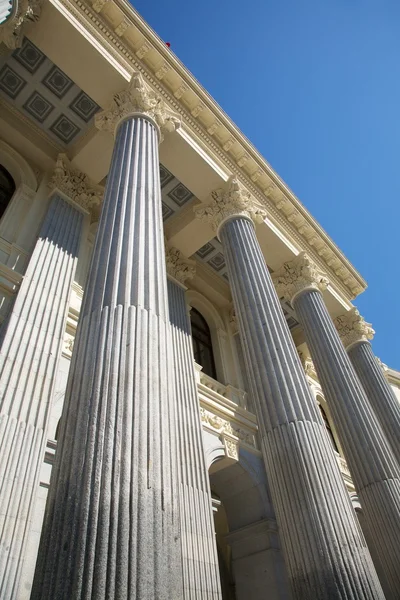 Colunas neoclássicas na cidade de Madrid — Fotografia de Stock
