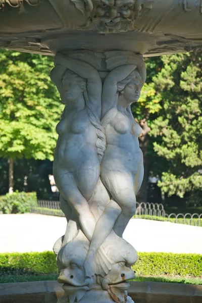 Sculptures at fountain in Madrid park — Stock Photo, Image