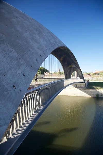 Oldalán modern footbridge — Stock Fotó