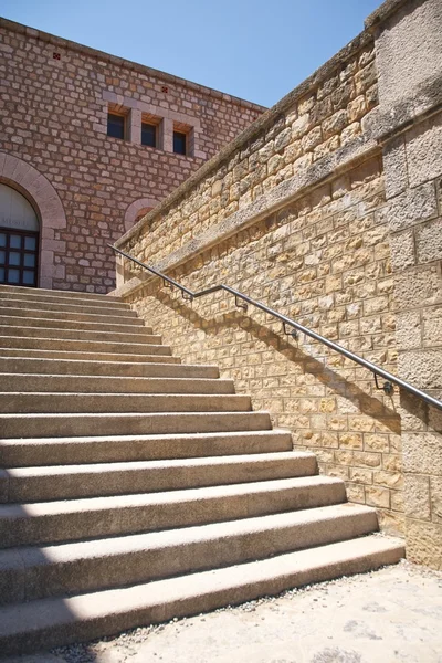 Каменные лестницы с металлическими перилами — стоковое фото