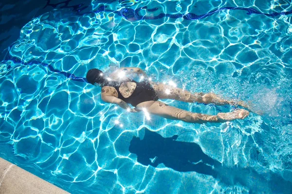 Κολυμβητής κάτω από νερό — Φωτογραφία Αρχείου