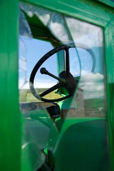 Kolo traktoru skrz rozbité okno — Stock fotografie
