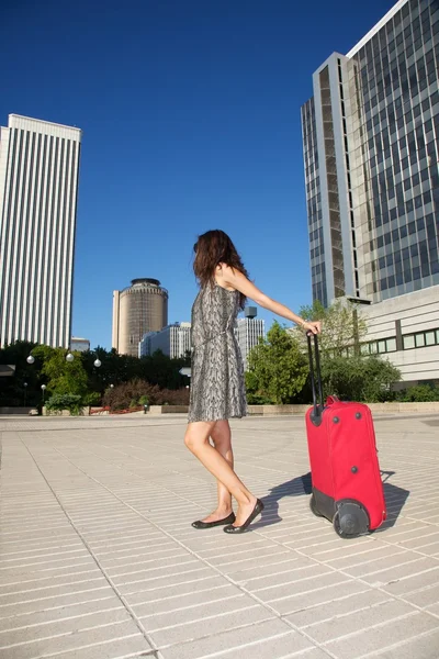 Reiziger vrouw in de stad — Stockfoto