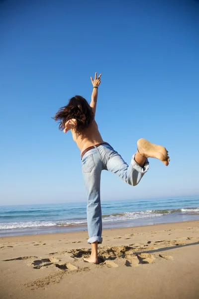 Vrouw raakt hemel bij strand — Stockfoto