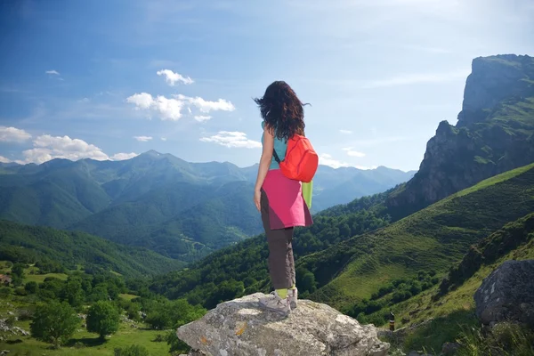 Een back-trekking vrouw in picos de europa — Stockfoto