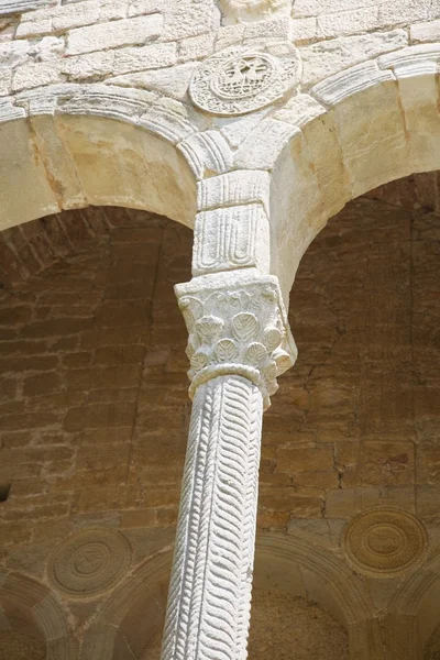 Säule und Schild in Santa Maria del Naranco — Stockfoto
