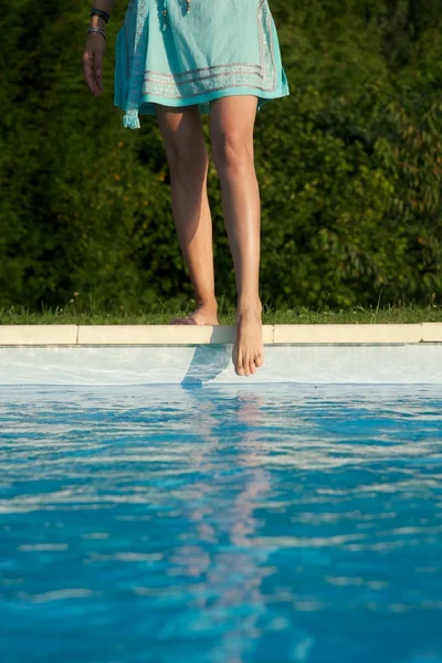 Voeten op de rand van het zwembad — Stockfoto