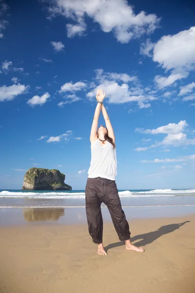 Долоні руки вгору жінка в Ballota пляж — стокове фото