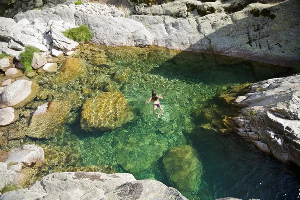 Nuotare in una piscina naturale — Foto Stock