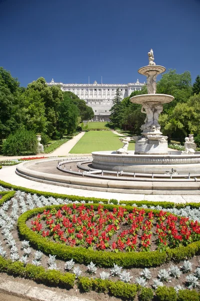 艺术喷泉和皇家宫殿 — 图库照片