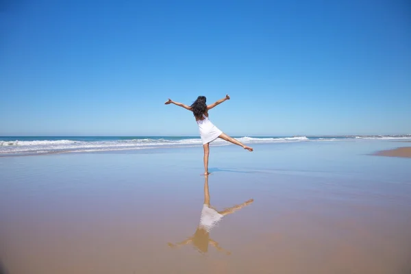 Танці жінка на Castilnovo пляжі — стокове фото