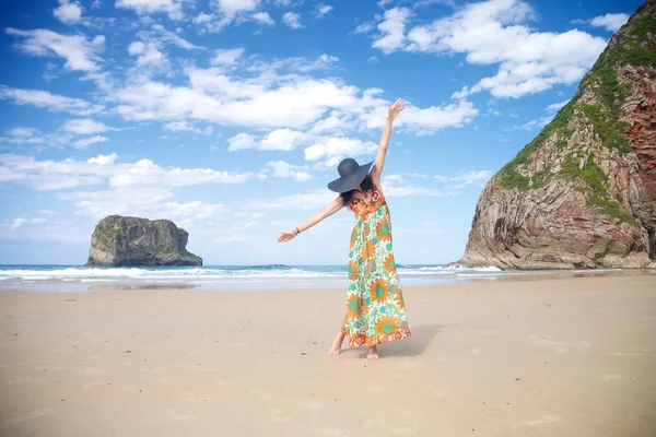 Dancing woman in Ballota beach — Stock Photo, Image