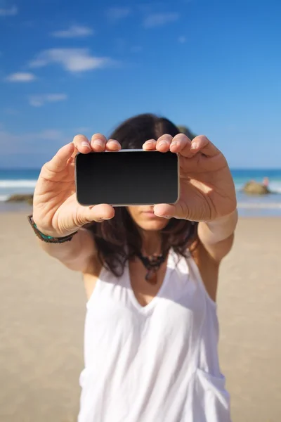 Smartphone-Bildschirm mit zwei Händen — Stockfoto