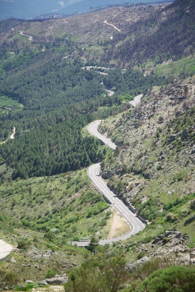 Zweispurige Landstraße bei Gredos Bergen — Stockfoto