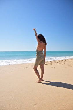 mutlu yeşil elbiseli kadın zahora Beach