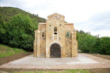 San Miguel de Lillo facade clipart