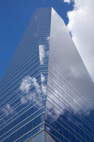 Nuvole riflettono sul grattacielo di cristallo — Foto Stock