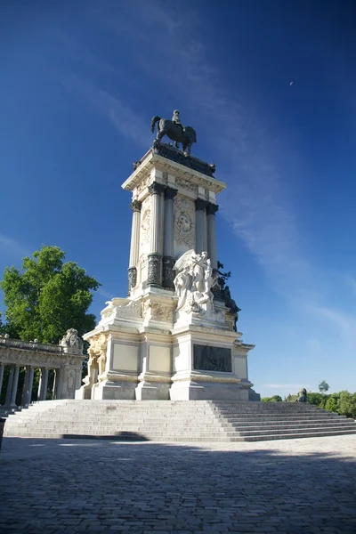 El retiro monument i madrid — Stockfoto