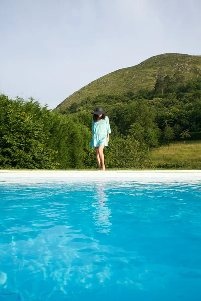 性感的女人在游泳池边界 — 图库照片