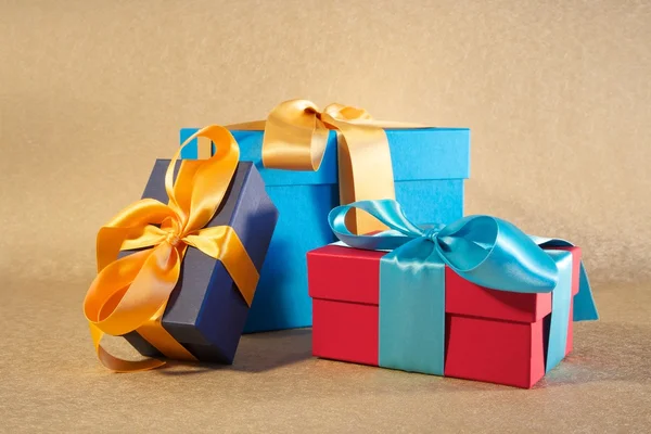Tres cajas de regalo de color — Foto de Stock