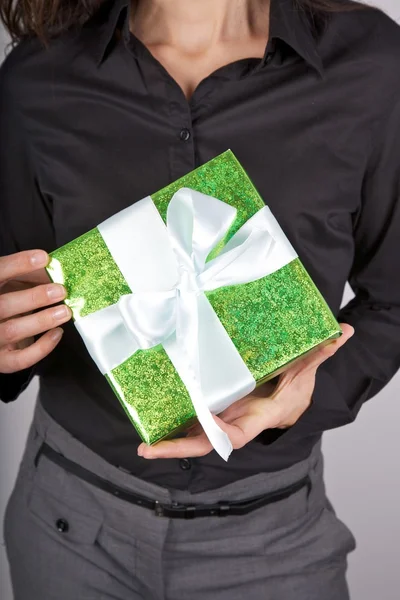Зеленый подарок на черном фоне — стоковое фото