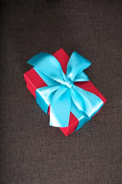Geschenk-Box auf braun strukturiertem Hintergrund — Stockfoto