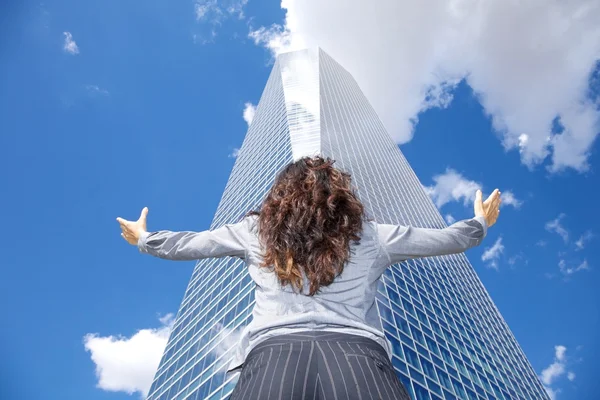 Kvinna beundrande crystal skyskrapa — Stockfoto