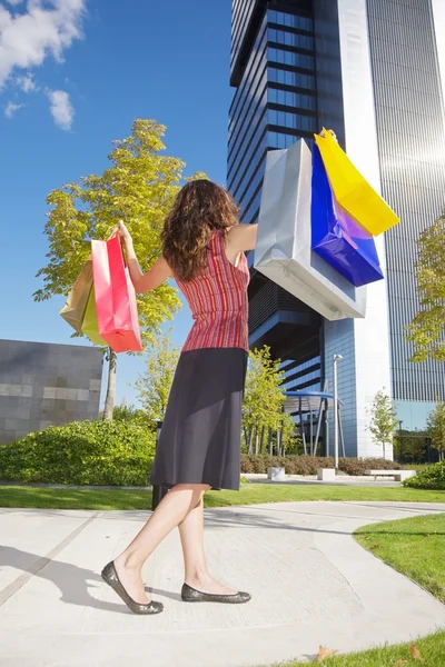 Šťastný nakupující žena dolů mrakodrapy — Stock fotografie