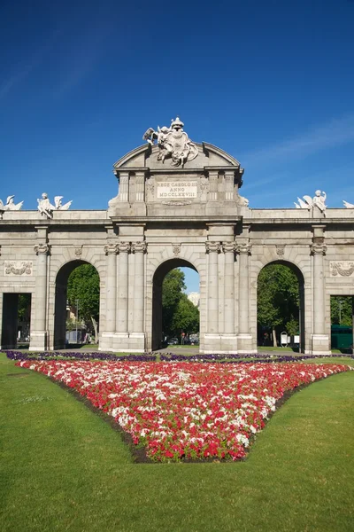 Puerta de alcala çiçekli — Stok fotoğraf