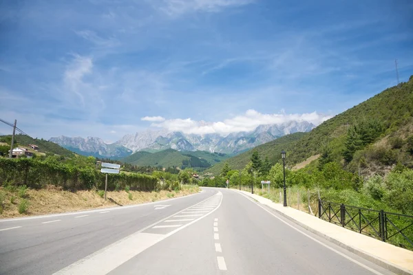 Estrada para as montanhas Picos de Europa — Fotografia de Stock