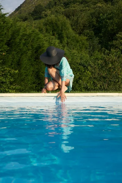 Testen van water op pool — Stockfoto